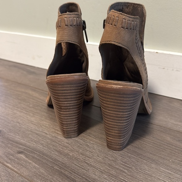 Vince Camuto Tan Peep-Toe Leather Ankle Booties - 7.5 - Picture 4 of 6